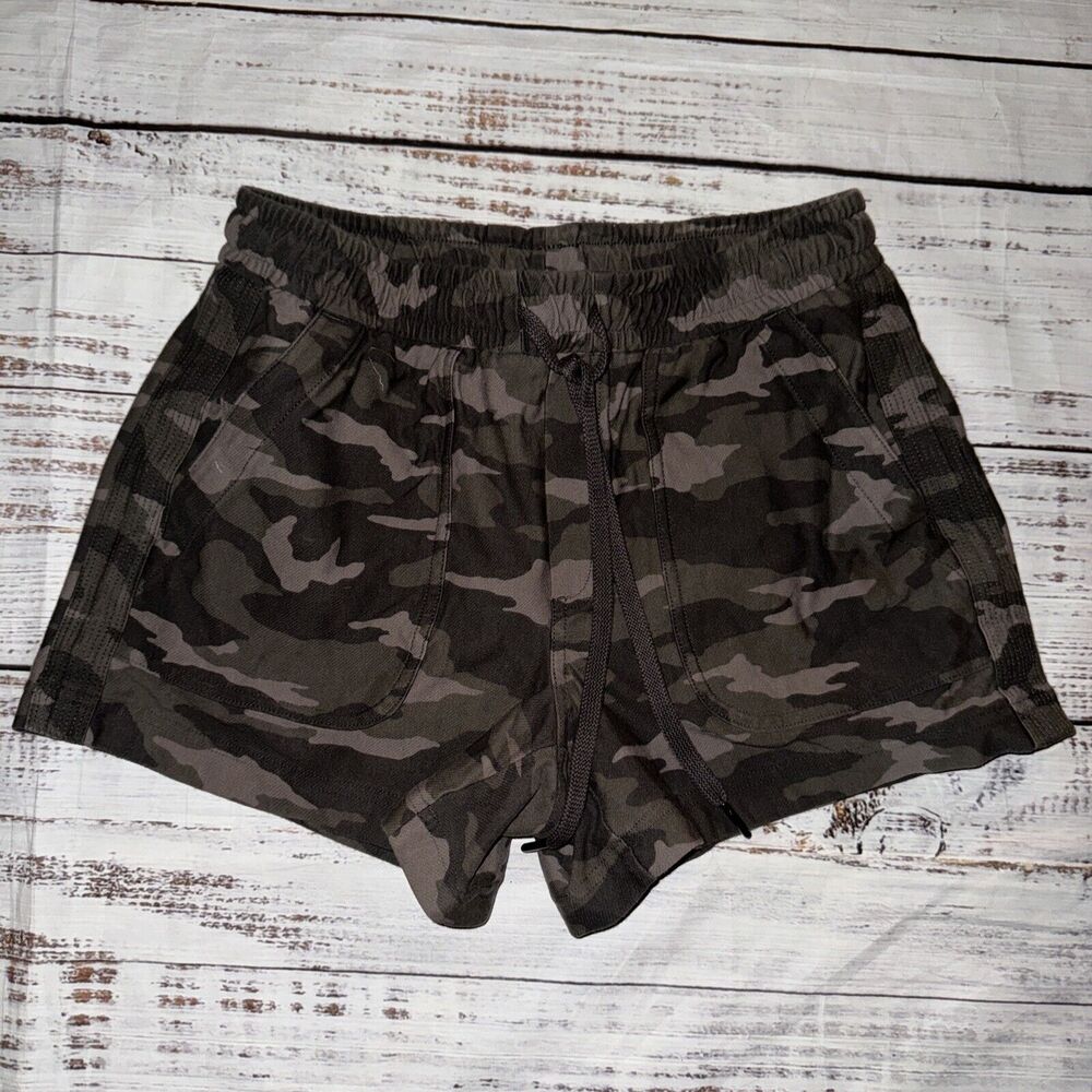 Athleta Camo Farallon‎ Shorts Green Size 4